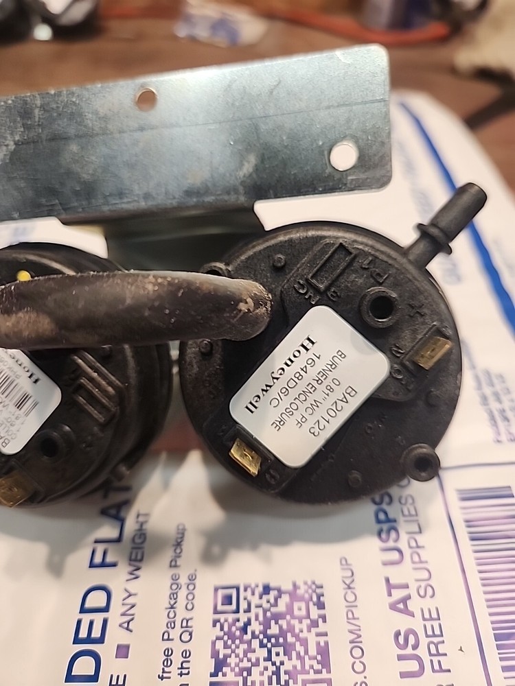 Carrier HK06NB023 BA20123 1.60" / 0.81" WC Furnace Air Pressure Switch Assy Used