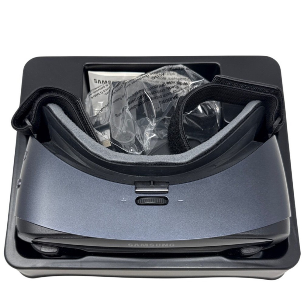 Samsung Gear VR with Controller Powered by Oculus Immersive 360° Experience