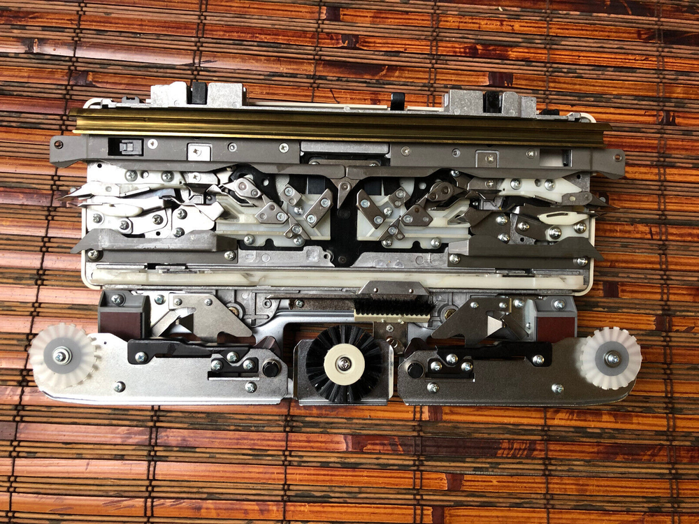 STUDIO MOD 560L KNITTING MACHINE CARIAGE ONLY, NO ATTACHMENTS