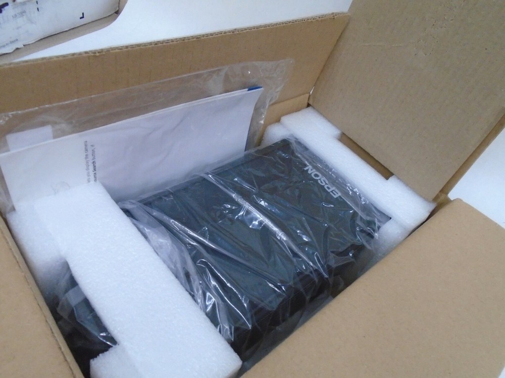 NEW EPSON ELPDC07 DOCUMENT CAMERA PROJECTOR PORTABLE WHITE W CASE