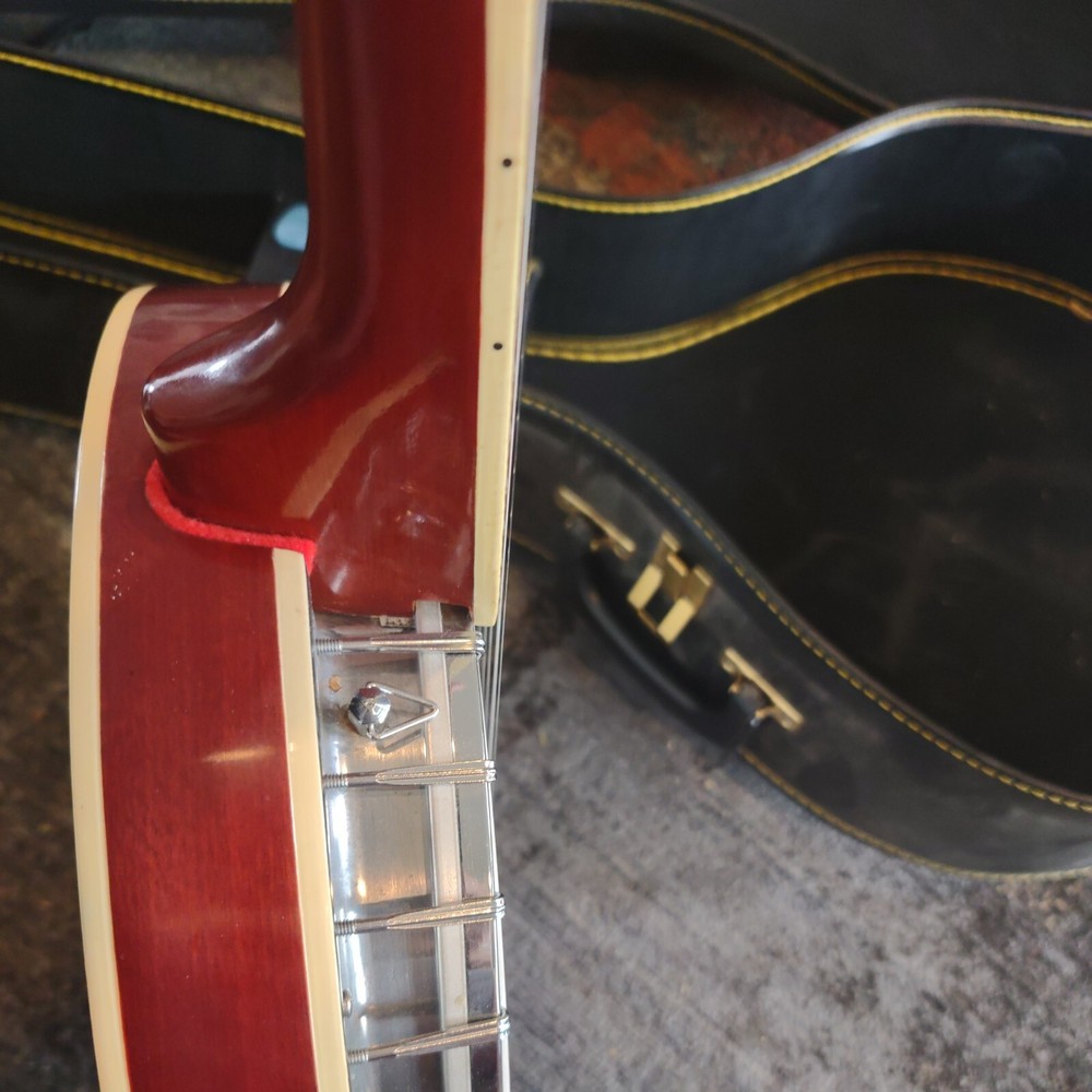 Vintage 5 string Globel banjo with fiber case