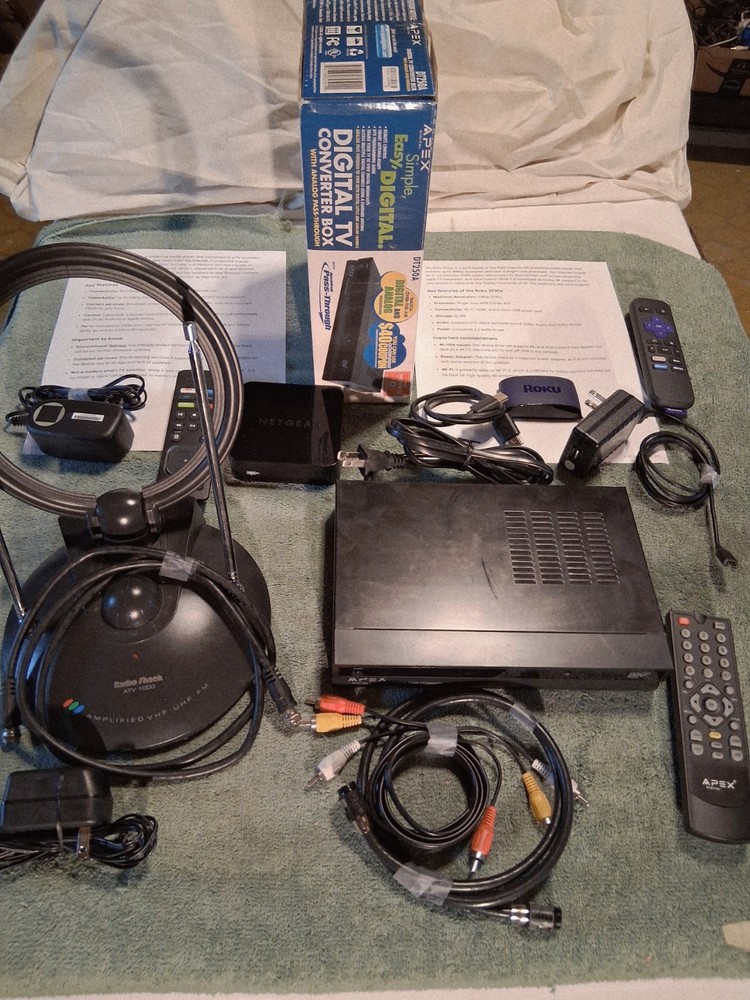 DIGITAL CONVERTER BOX & ASSORTED TV ACCESSORIES / BUNDLE