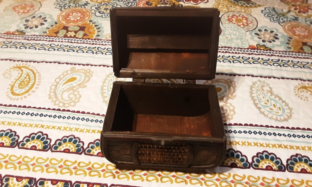 VINTAGE SMALL WOODEN CHEST