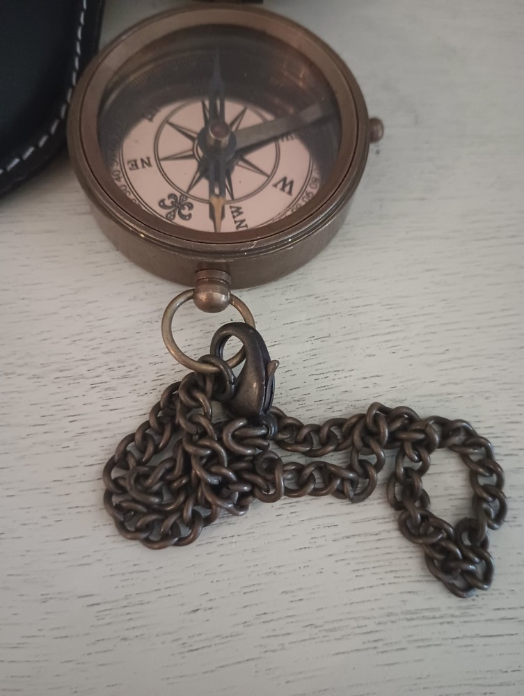 NEOVIVID Engraved Brass Compas With Leather Case
