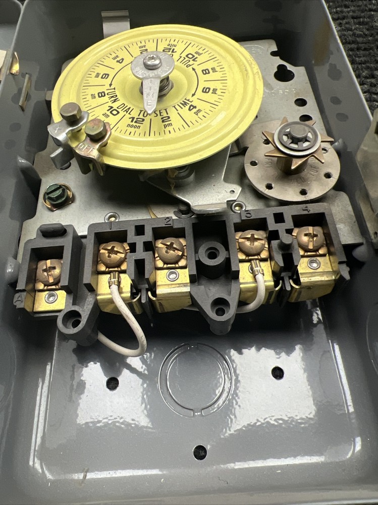 NOS Intermatic T174 208-277V DPST 24-Hour Mechanical Timer