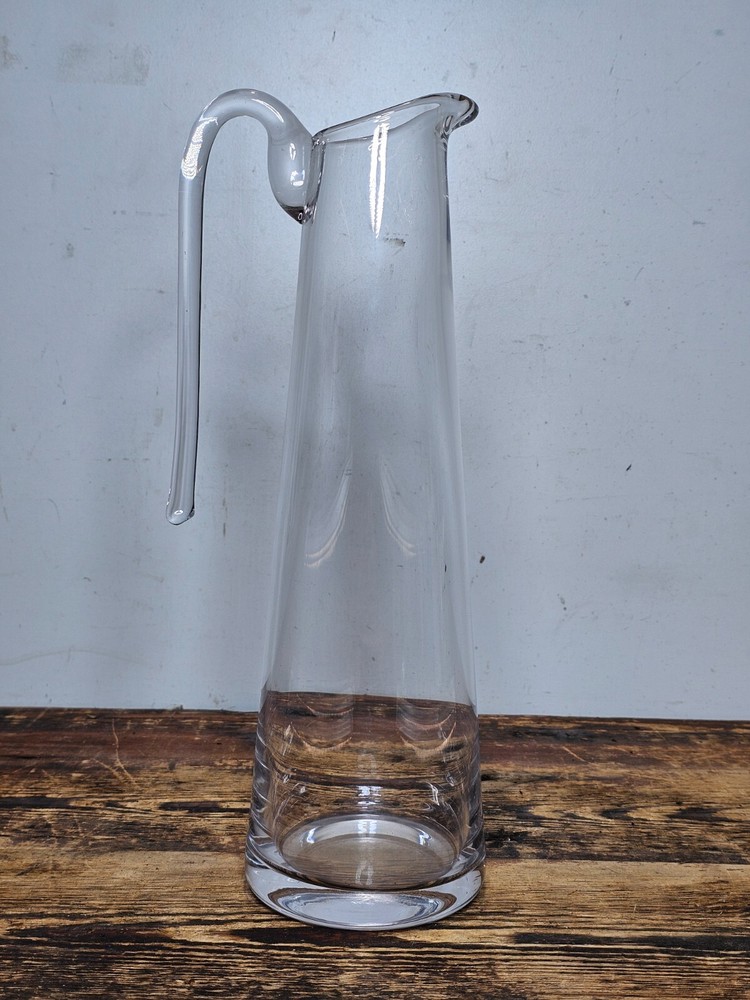 Modern Tapered Glass Pitcher with Top-Mounted Handle 2 Pint Capacity
