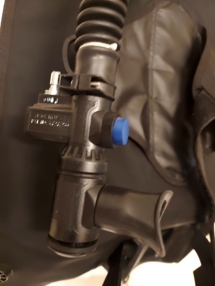 Seaquest Scuba Diving Vest Size Medium Pre-owned.