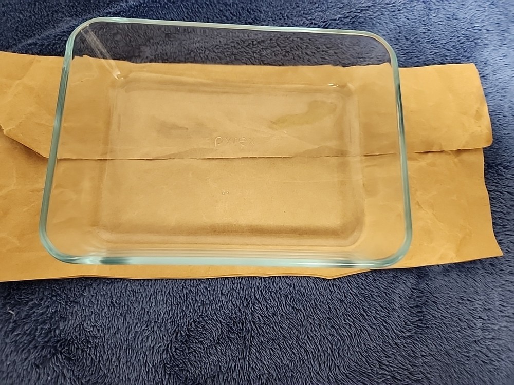 Pyrex 3 Cup Dish With Green Lid 7210