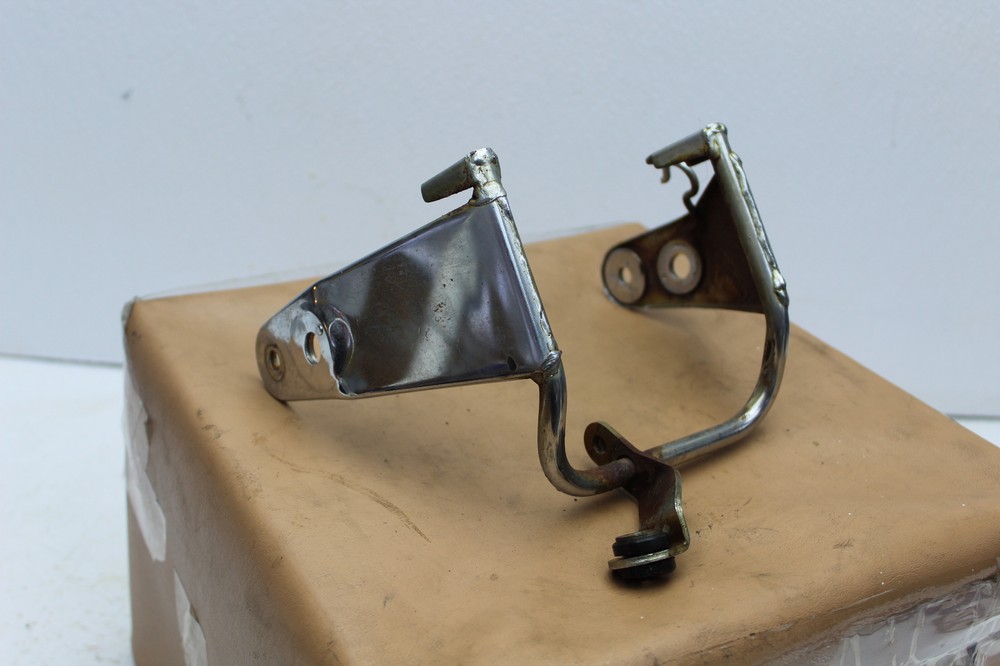 1981 YAMAHA XJ550 (#298) FRONT FORK EARS HEADLIGHT MOUNT bracket