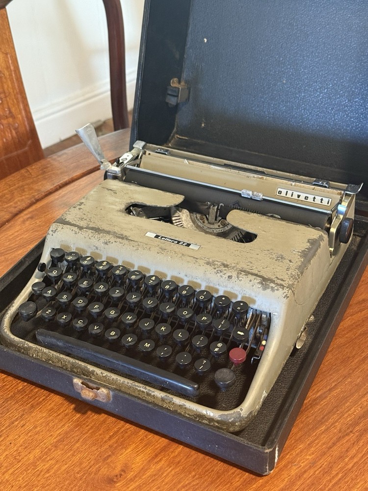 Italian OLIVETTI Lettera 22 Portable Typewriter + Original Case - Working!