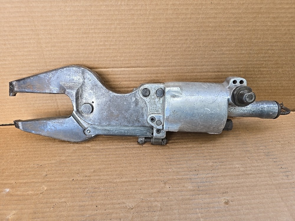 Chicago Pneumatic CP-351 Compression Riveter Squeezer Rivet Air Tool