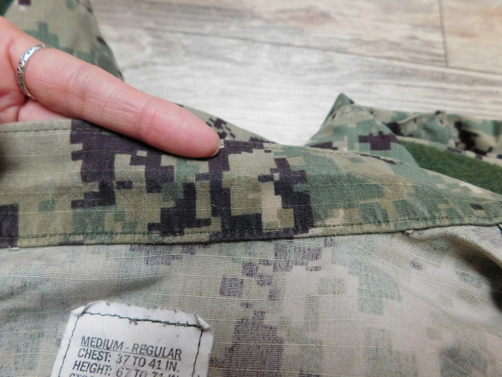 US NAVY WORKING BLOUSE COAT SIZE MEDIUM - REGULAR