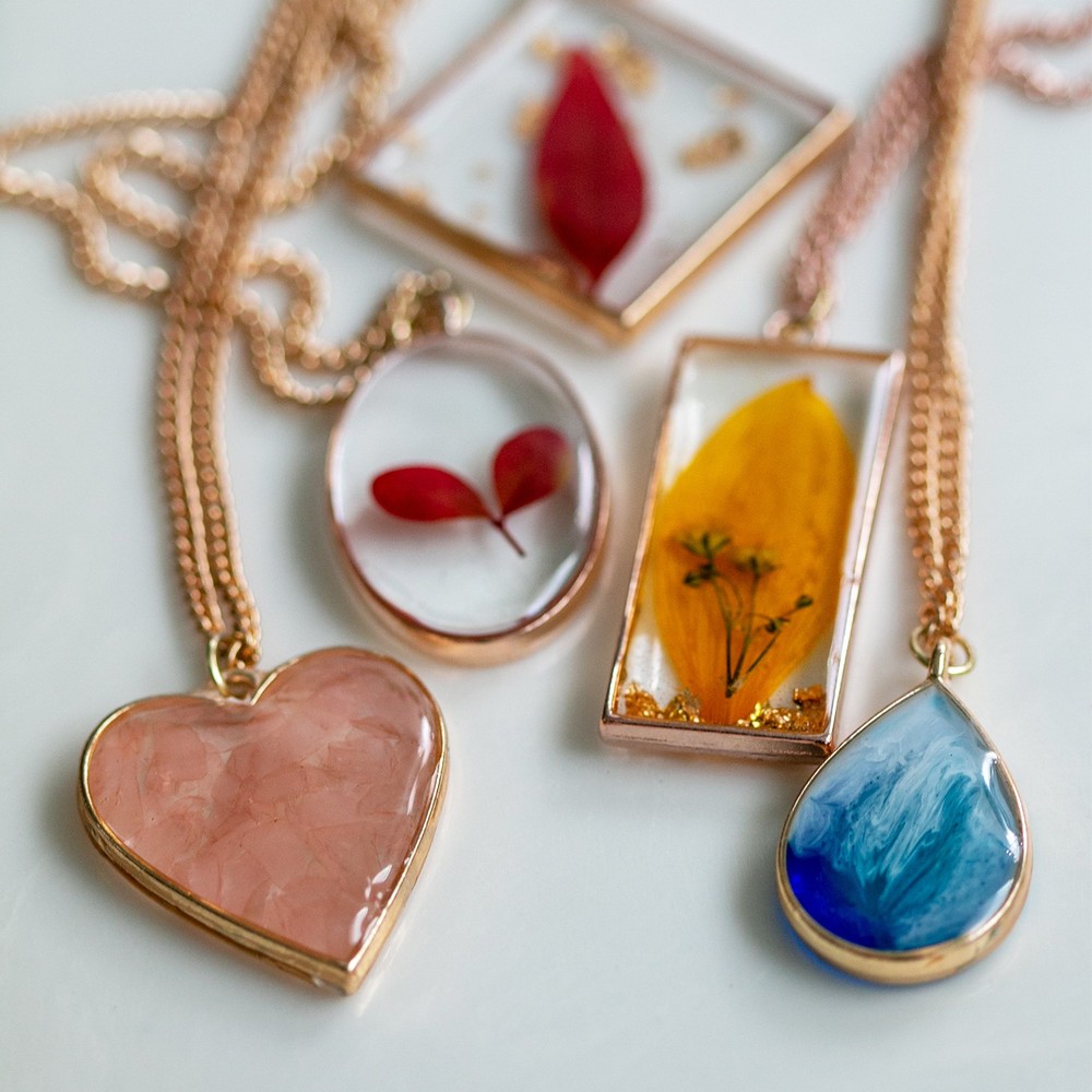 30 Pcs Drop Shape Geometric Hollow Frame Pendants (Gold Tone)