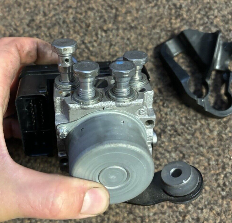 2023 Triumph Trident 660 ABS Modulator Pump T2022849
