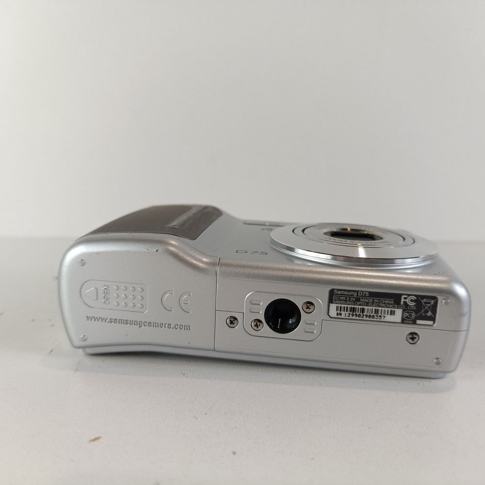 Samsung Digimax D75 7.2MP Digital Camera - Silver - Compact Digital Camera