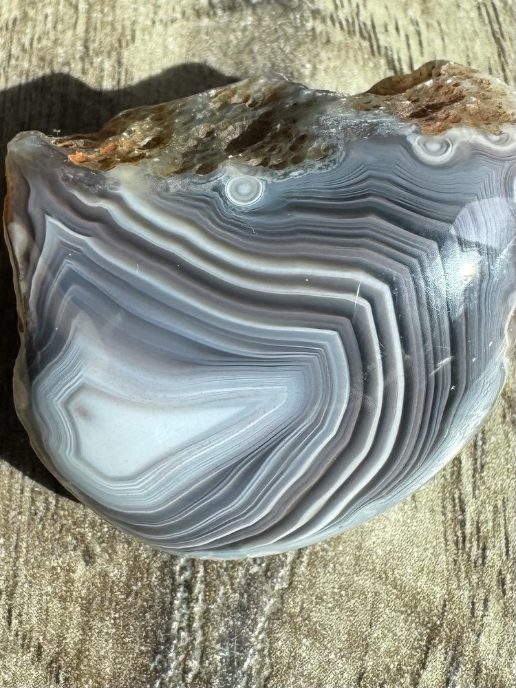 High-quality bandit agate from Botswana. Domed polish.