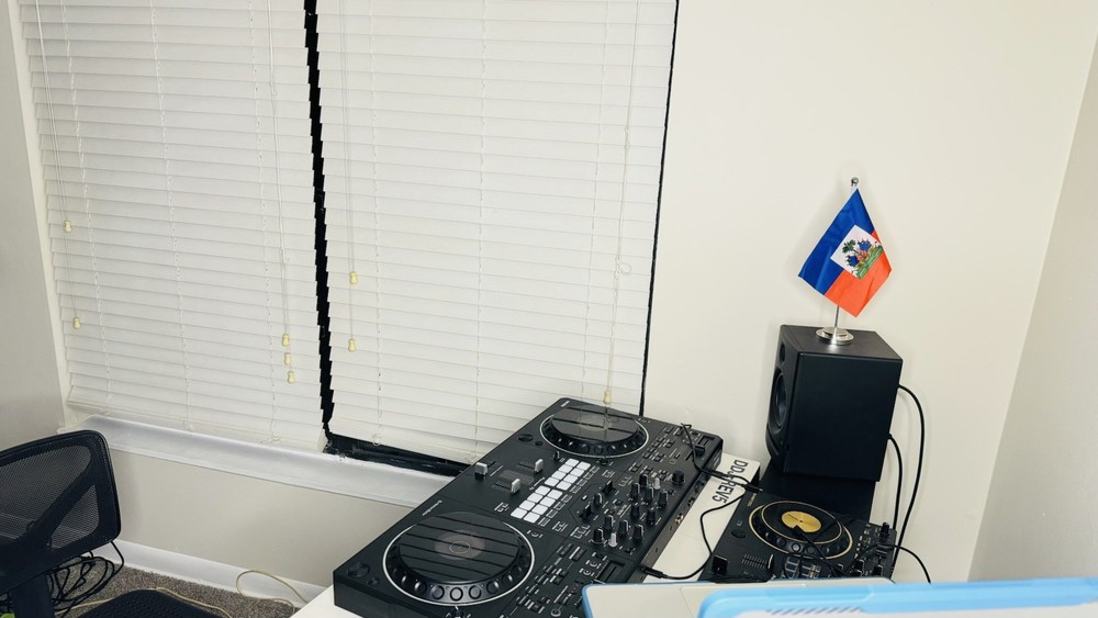 Pioneer DDJ-REV5 Scratch-Style 2-Channel Performance DJ Controller