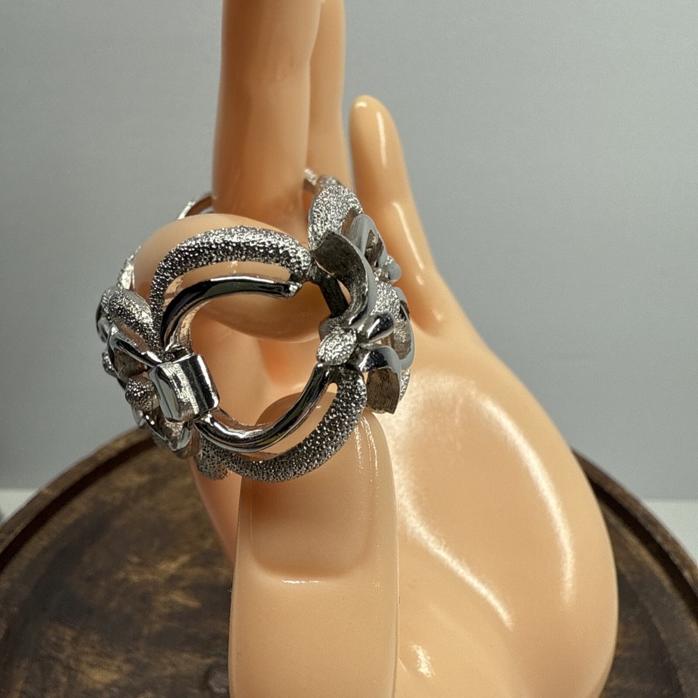 Vintage Trifari Signed Bumpy & Smooth Open Circle Silvertone Link Bracelet