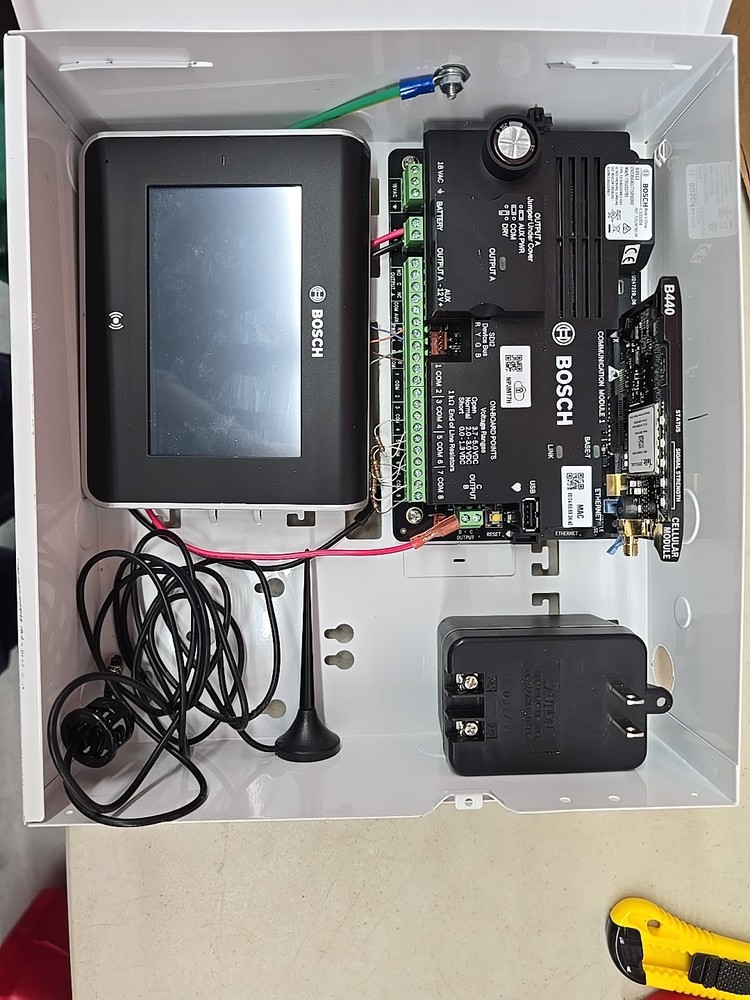 BOSCH B3512 COMPLETE KIT WITH A B440 CELLULARMODULE ,TRANSFORMER,KEYPAD, ANTENNA