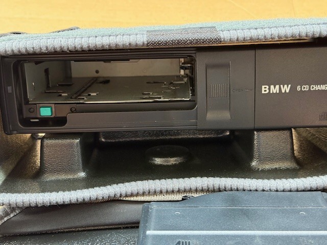 BMW 6 CD CHANGER MAGAZINE & CASE MINT