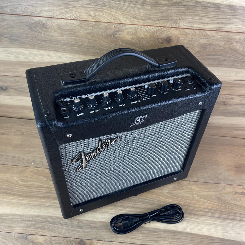 Fender Mustang II V.2 Guitar Amplifier PR 825
