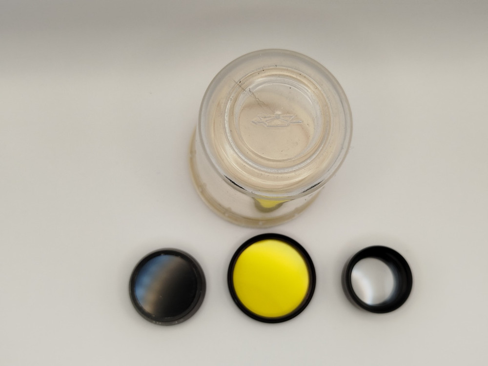 Eyepieces and light filters for microscopes