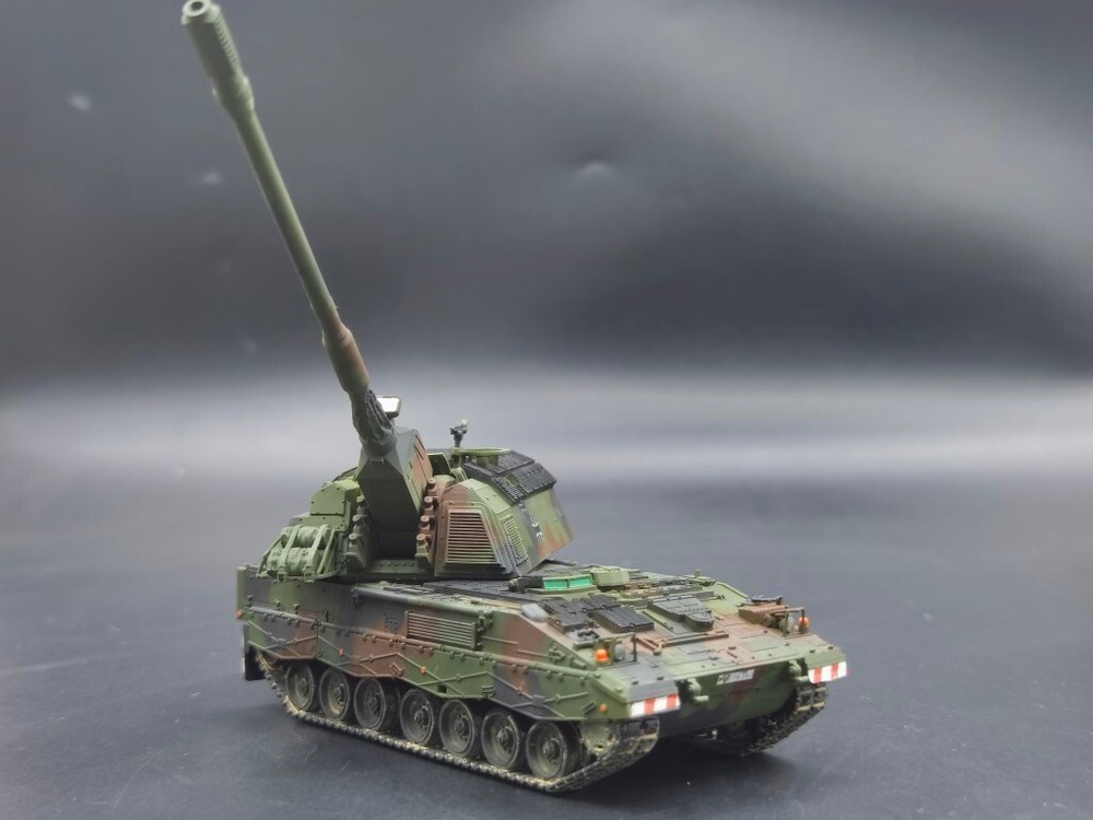 German Pzh2000 self-propelled howitzer model heavy armor model 1/72