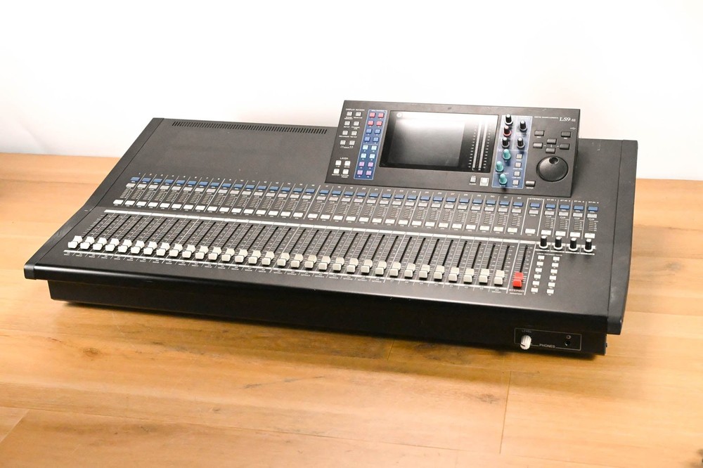 Yamaha LS9-32 32-Input Digital Mixing Console CG01Y2B