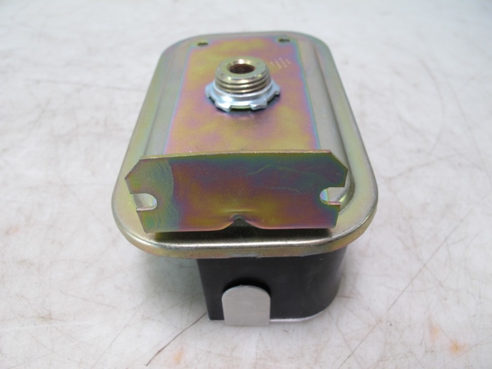 NEW JOHNSON CONTROLS P32AF-1C SENSITIVE DIFFERNTIAL PRESSURE SWITCH