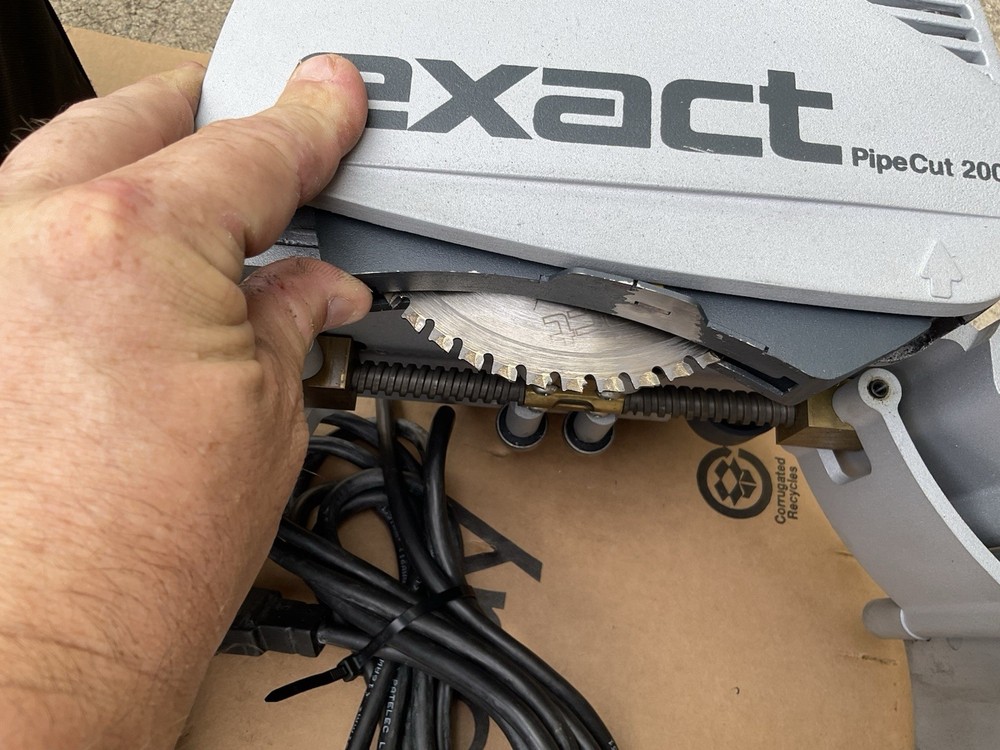 EXACT PIPE CUT 200 COMES WITH MANUAL ,4 PIPE CUT ROLLERS & CASE