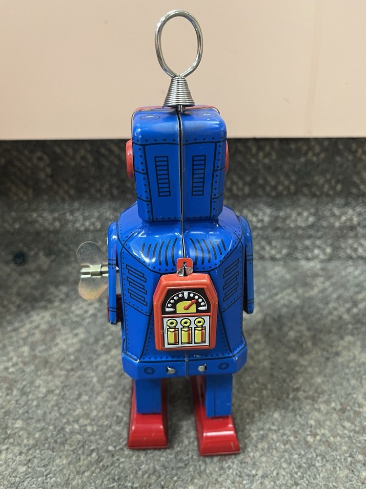 * SPACE ROBOT KEY WOUND MOTOR WITH SPARKING EYES *ST