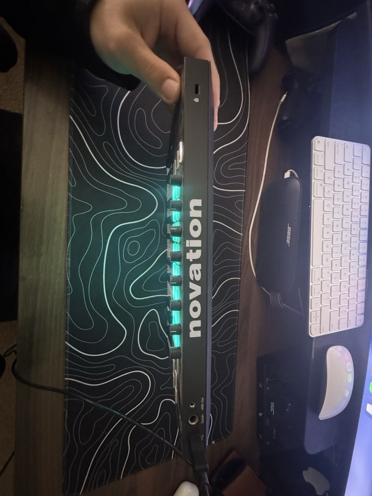 Novation Launchkey Mini 25-Key MIDI Keyboard with cable