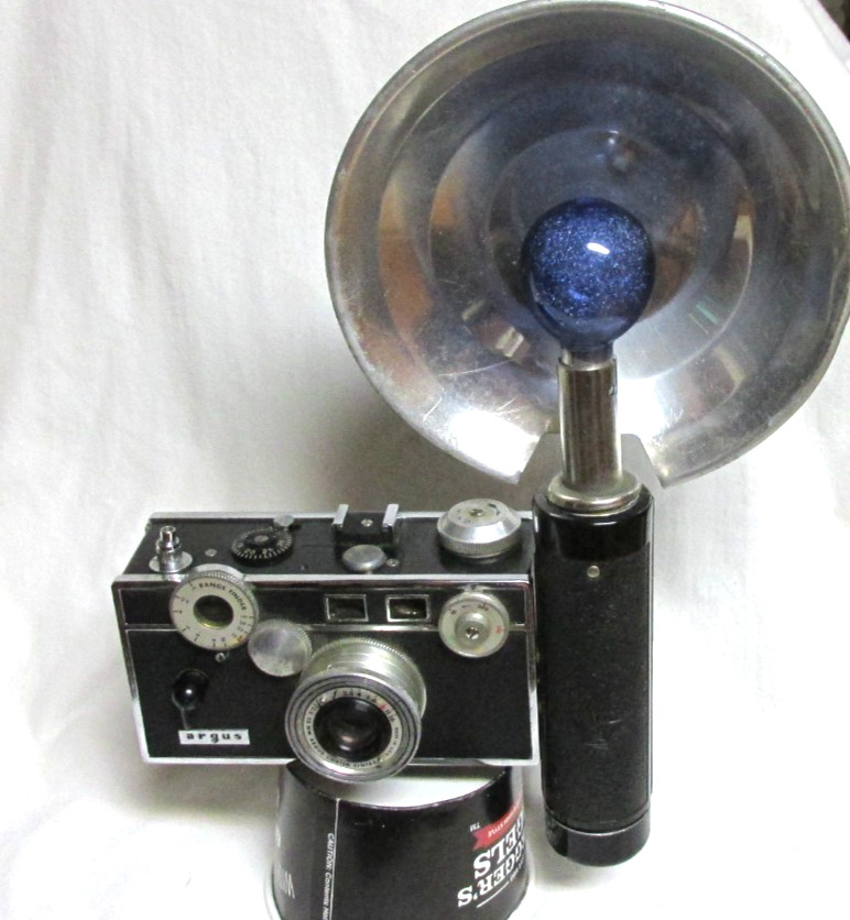 VINTAGE 1950s ARGUS C3 CAMERA WITH FLASH & BULB