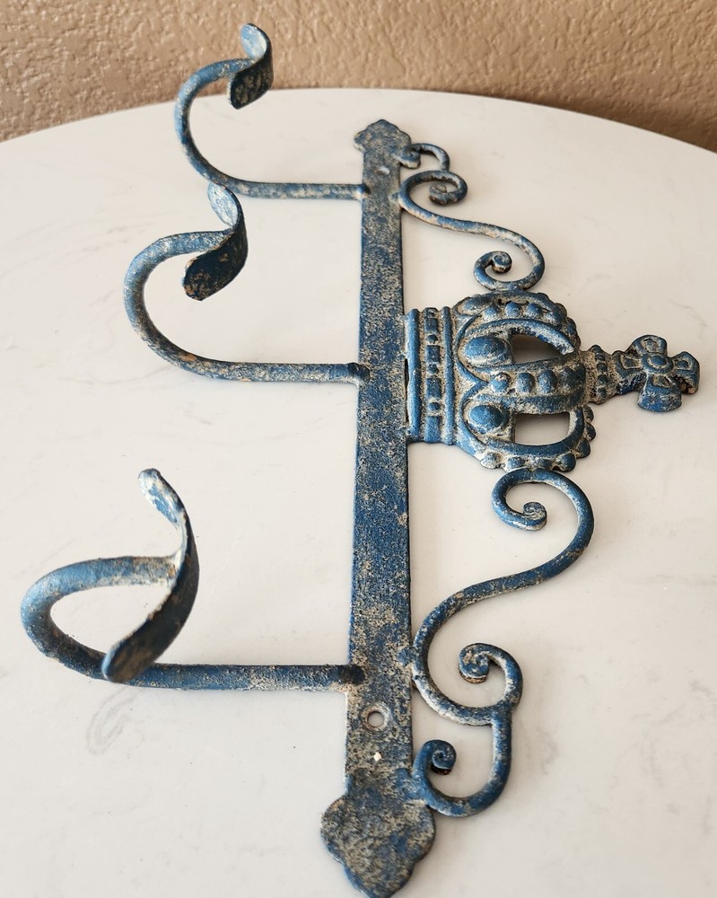 Hanger Cast Iron Blue Distressed Crown 3 Prongs