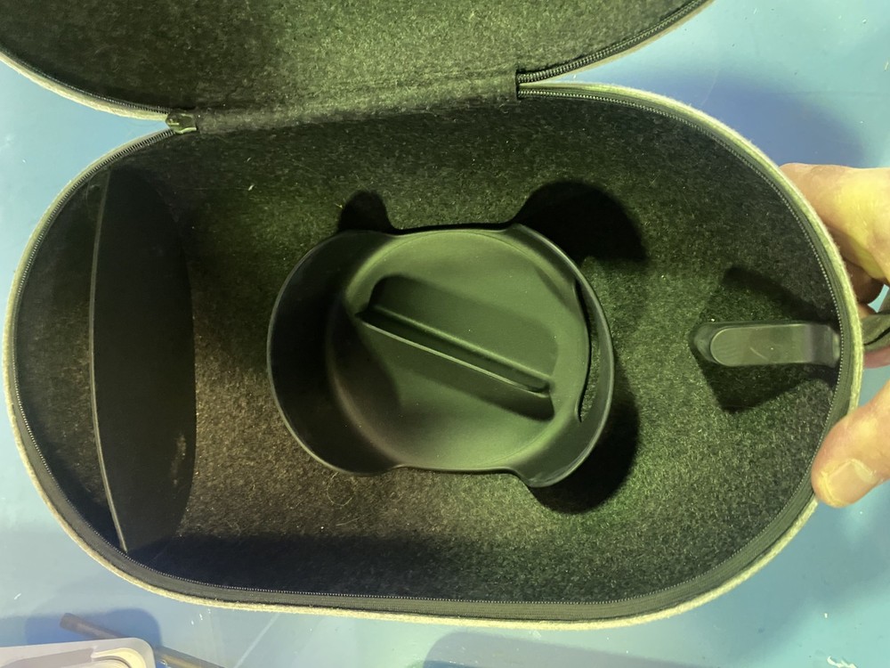 Oculus / Meta Official Quest 2 Carrying Case - MINT CONDITION