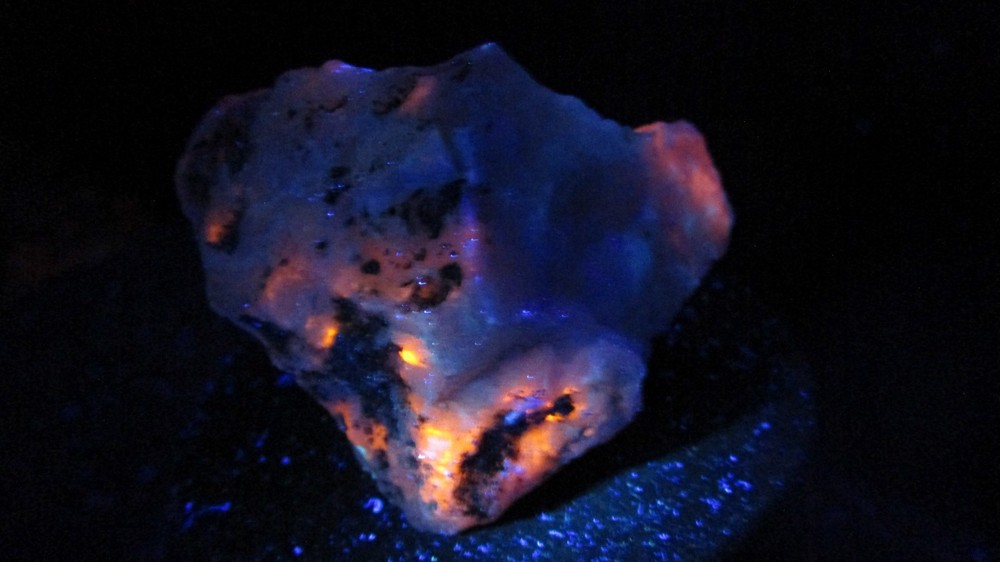 Fluorescent mineral rock Tenebrescent Hackmanite Canada S85