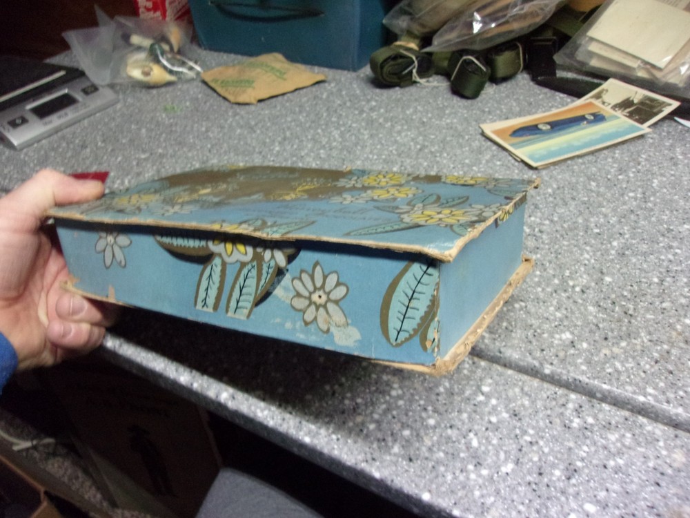 C32 vintage Honeybell assorted chocolates box