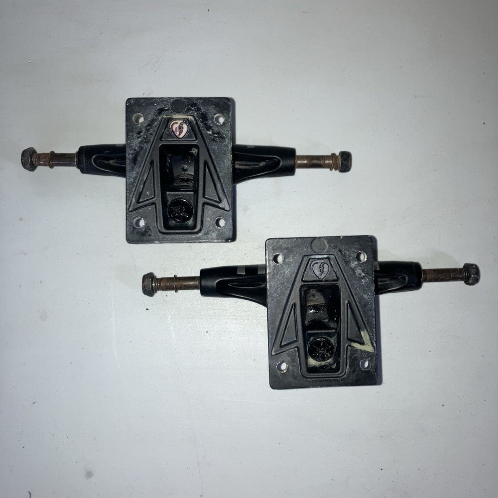 Thunder Skateboard Trucks Pair Black Grenade 7.7
