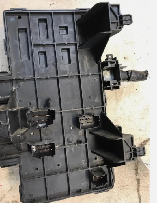 2003-2004 Ford Expedition Engine Fuse Box Assembly OEM