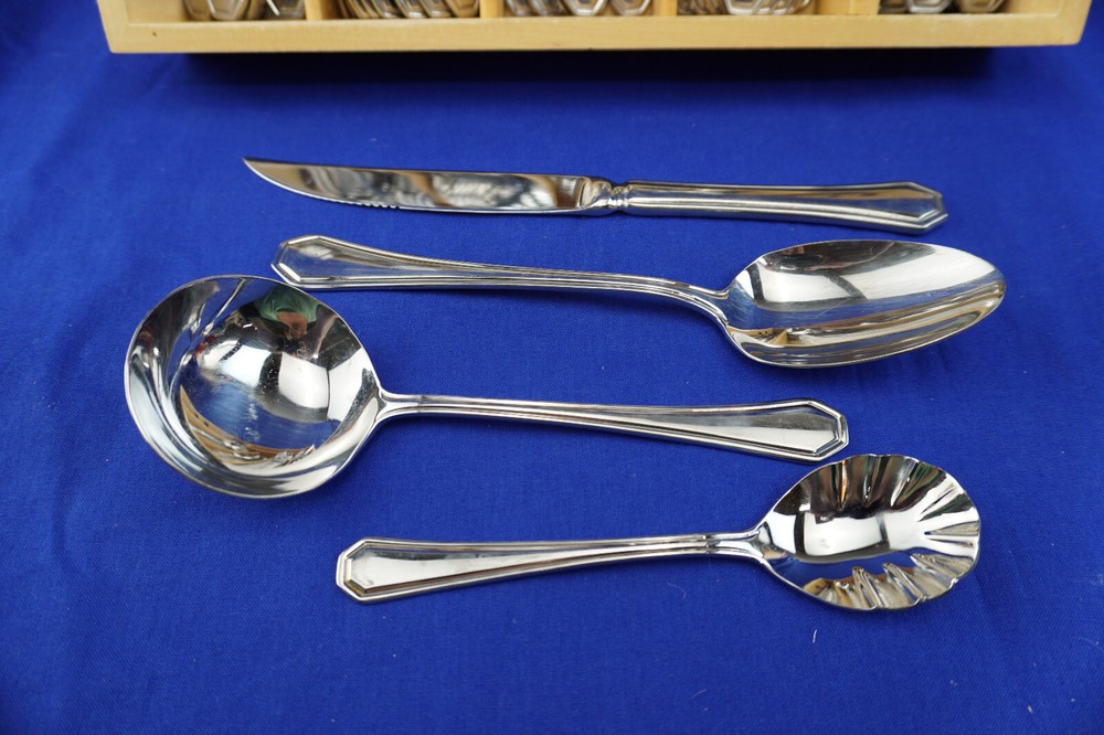 Wallace Cassino 90 Pieces Dinner Salad Fork Tea Table Spoon Steak Knife Serving