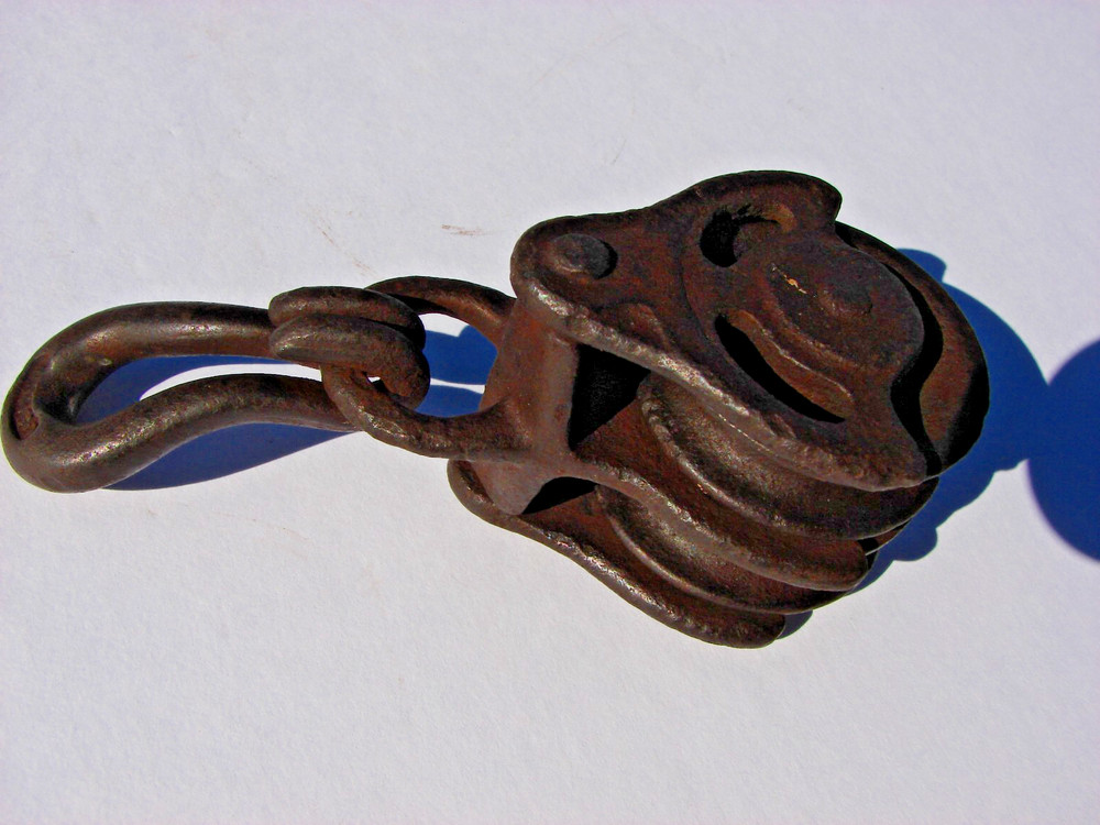 Vintage Small Heavy Duty Cast Iron Pulley!! Works!!