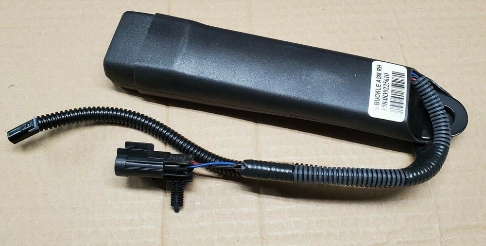 GM OEM Front Seat Belt-Outer Buckle Right 19149464