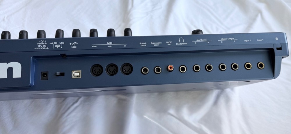 Novation UltraNova 37-Key Synthesizer- Vocoder Mic + Soft Case + USB – Excellent