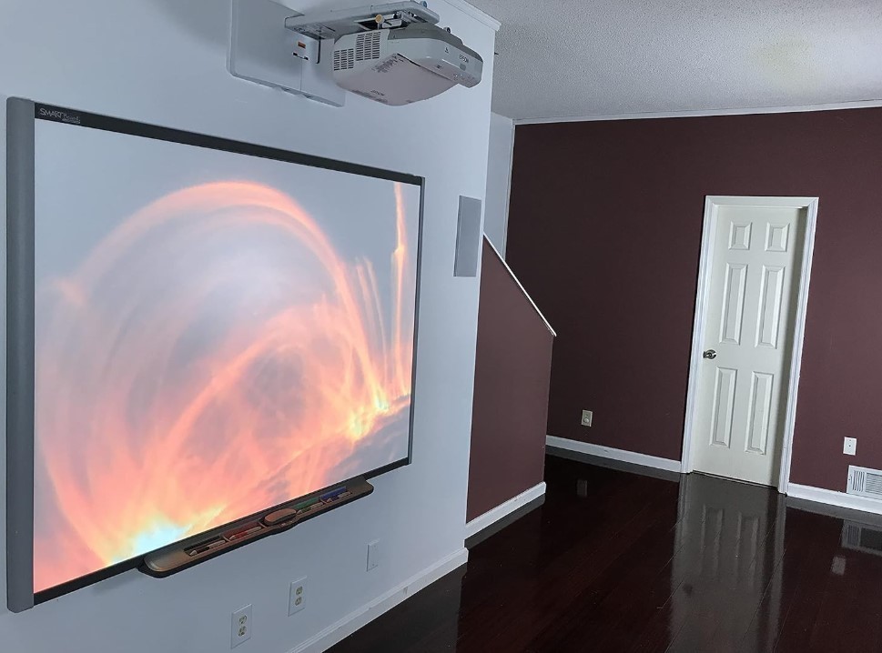 SMART Board SB680 77" Interactive Whiteboard With Projector and pens