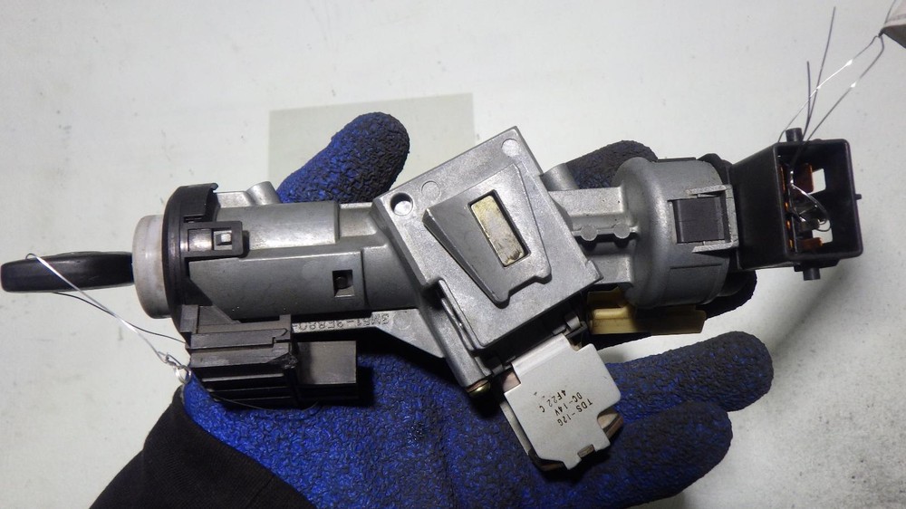 05 MAZDA 3 Ignition W/Key