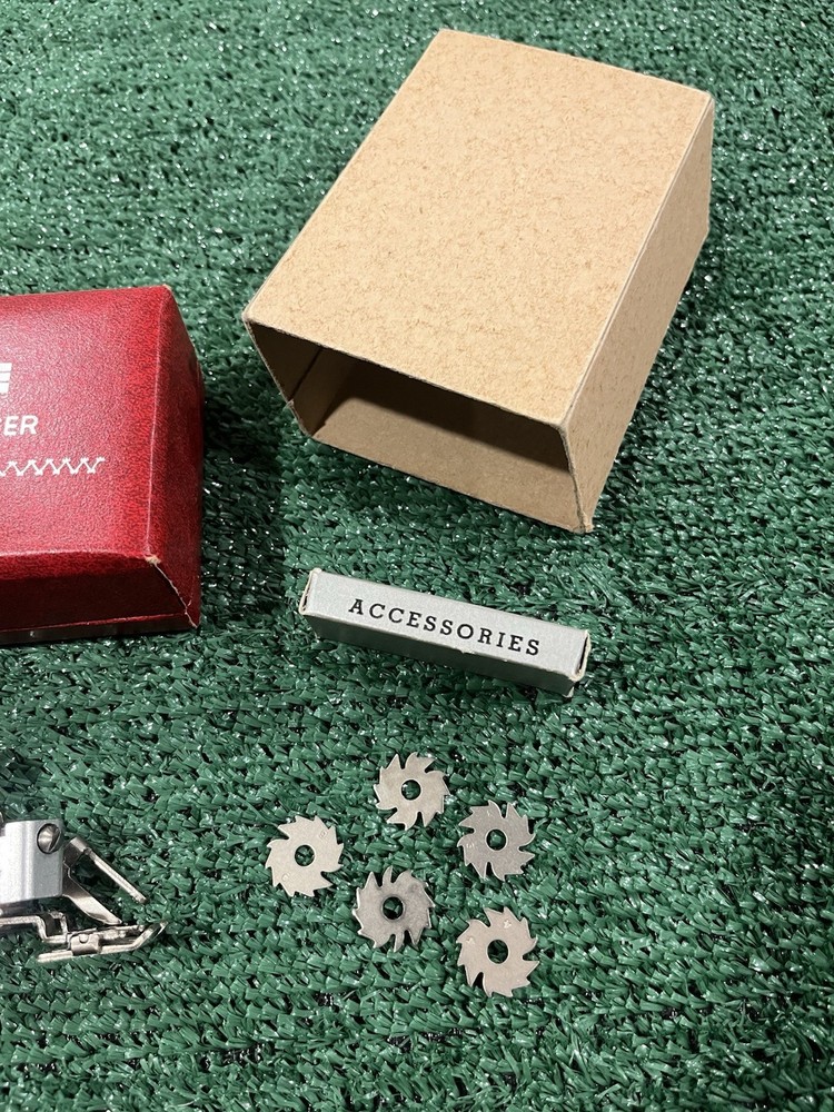 White Decorative Zigzagger Vintage