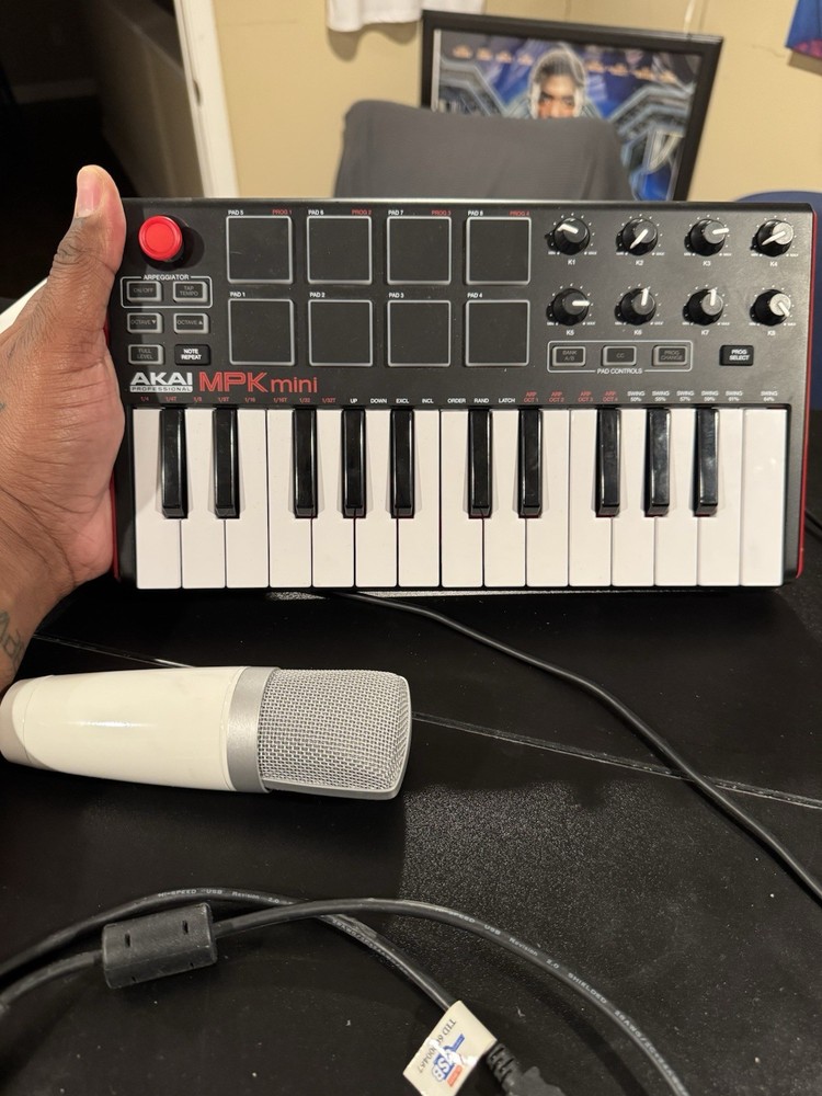 Also MPK Mini Midi Controller - Working