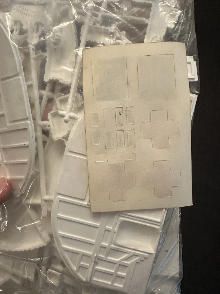 FUNDIMENSIONS 1976 SPACE:1999 ALPHA MOONBASE (18”X12”) KIT Model