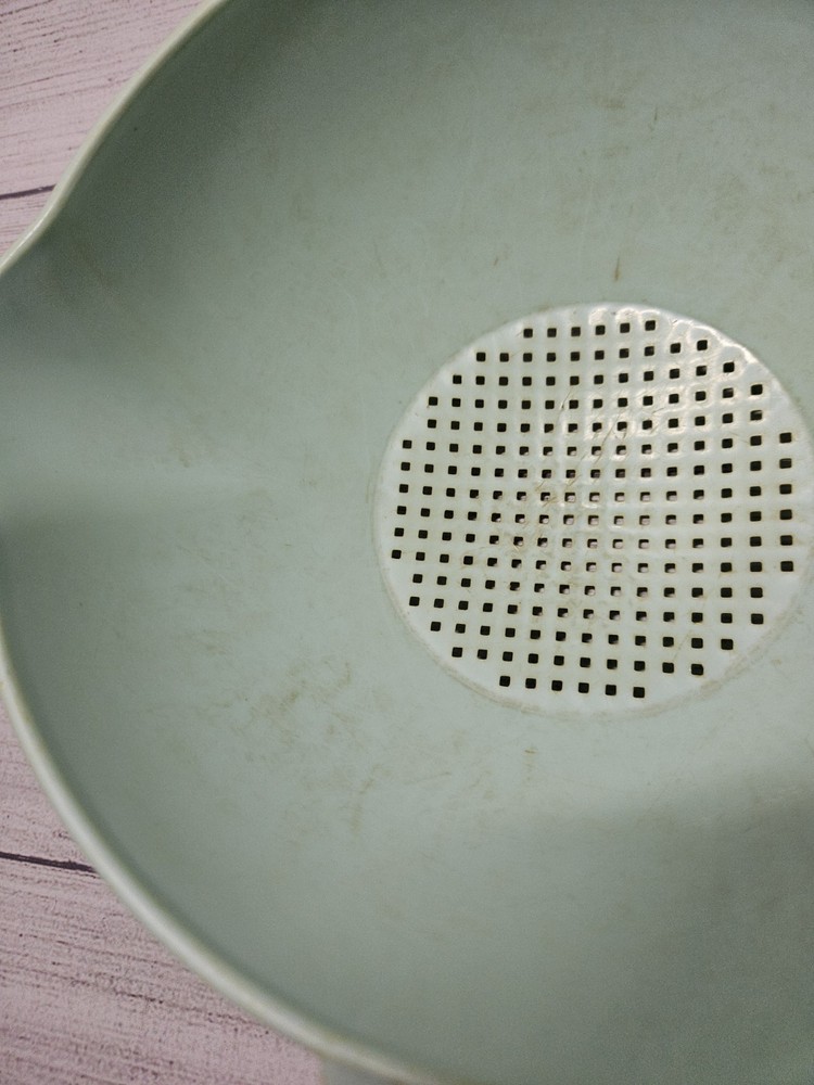 Vtg Tupperware LARGE Strainer #1523 - Turquoise w/ Handle - Pre-Owned - 1980s