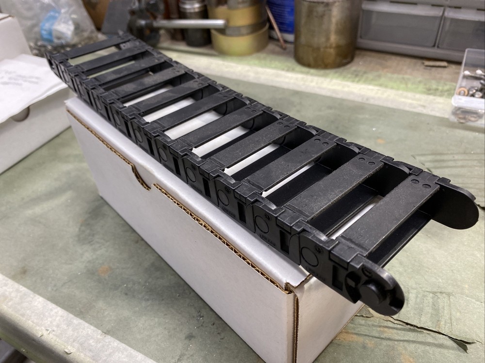 Igus E-Chain Cable Carrier - B15i.5.048 (11 Links)